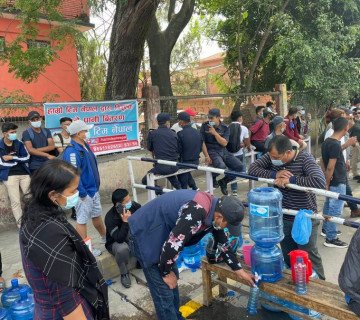 काठमाडाैं महानगरकाे मतगणनास्थलबाहिर टिम नेपालद्वारा निशुल्क पानी वितरण